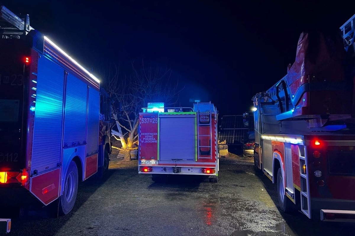 Nasielsk. Pożar domu w Kędzierzawicach. Z ogniem walczyło siedem zastępów Straży Pożarnej