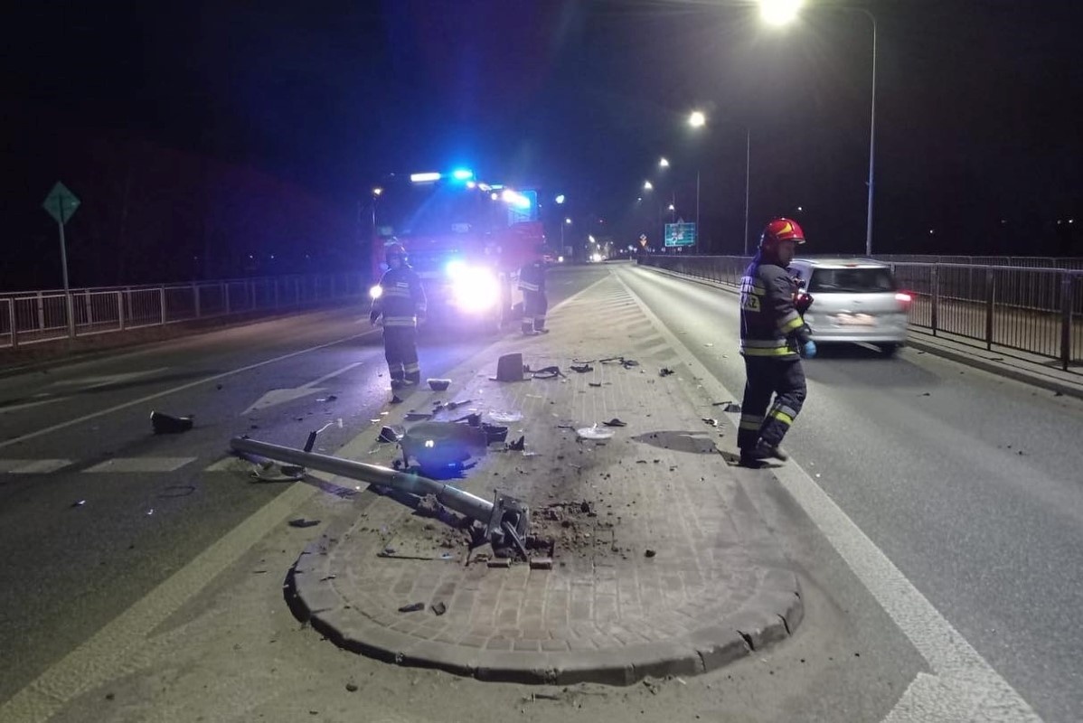Nowy Dwór Mazowiecki. Na ulicy Warszawskiej nieznany kierowca uszkodził sygnalizację świetlną i odjechał. Policja poszukuje sprawcy kolizji