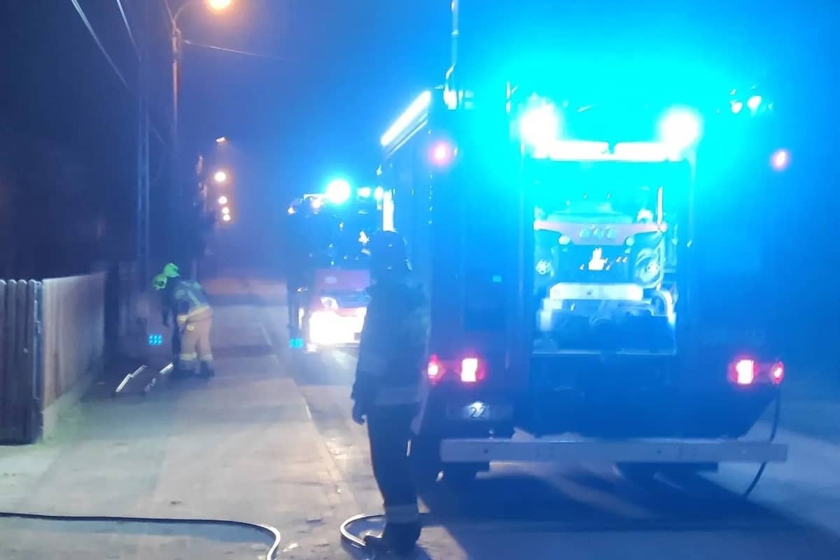 Czosnów. Pożar sadzy w domu jednorodzinnym w Łosiej Wólce. Poranna akcja gaśnicza trwała prawie półtorej godziny