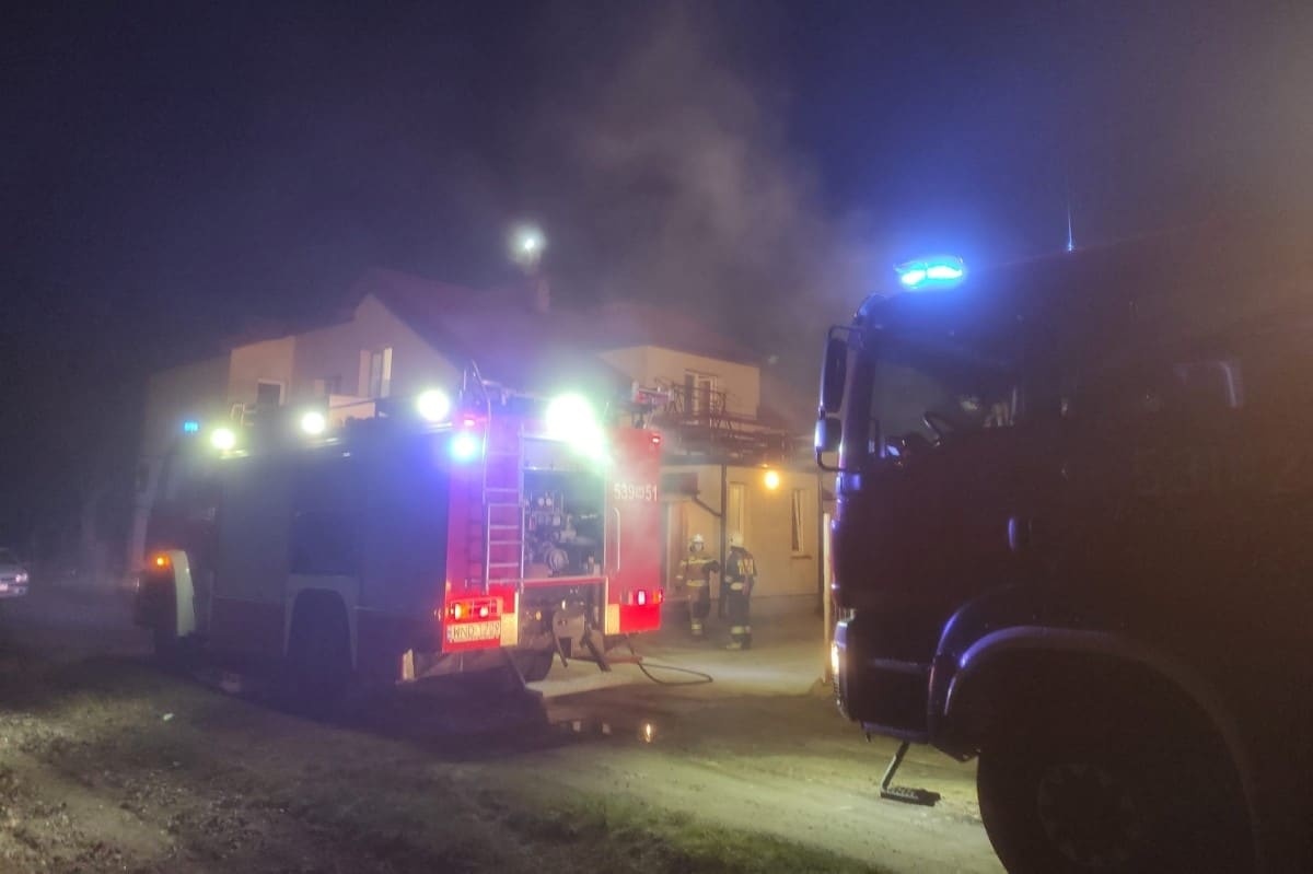 Zakroczym/Czosnów. Pożar sadzy w domach w Augustówku i Zakroczymiu. Niezbędna okazała się pomoc strażaków