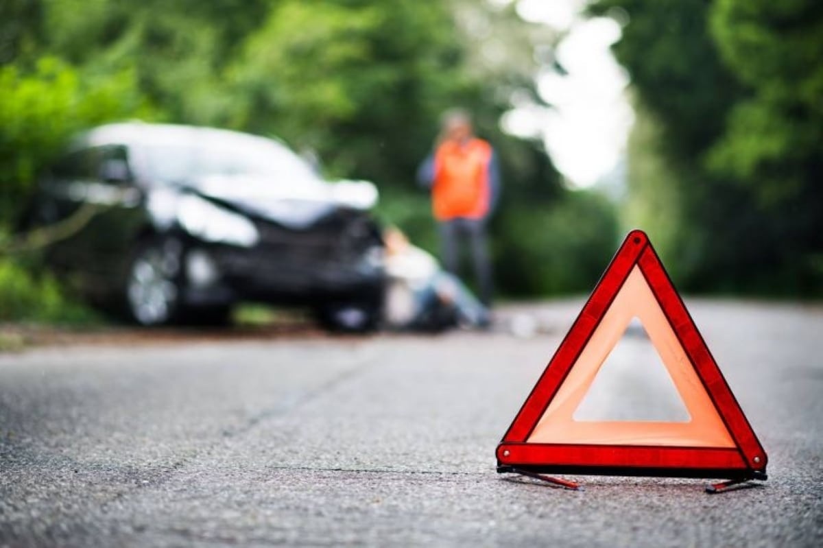 Nowy Dwór Mazowiecki. Na Warszawskiej w pobliżu centrum handlowego kierowca Audi ściął słup sygnalizacji świetlnej