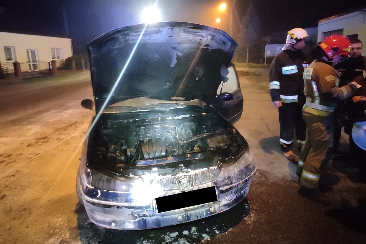 Nasielsk. Pożar samochodu na ulicy Kolejowej w Nowych Pieścirogach