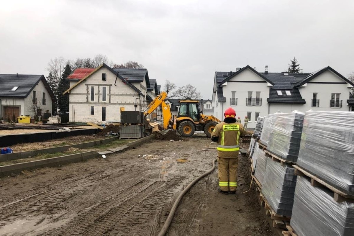 Nowy Dwór Mazowiecki. Na placu budowy koparka uszkodziła rurę z gazem. Służby ratownicze ewakuowały ponad 30 osób