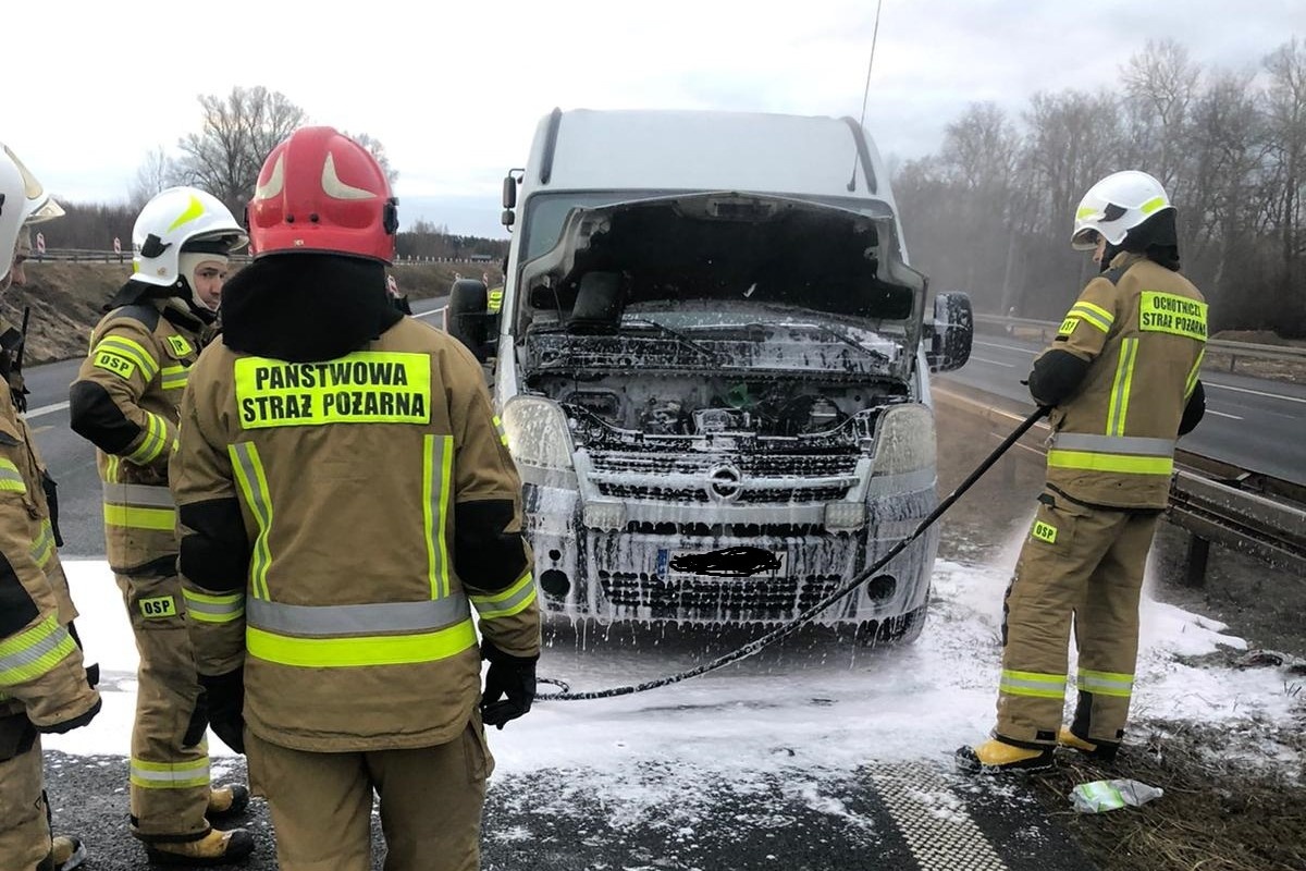 Czosnów. Pożar busa na trasie S7 w Kazuniu Nowym