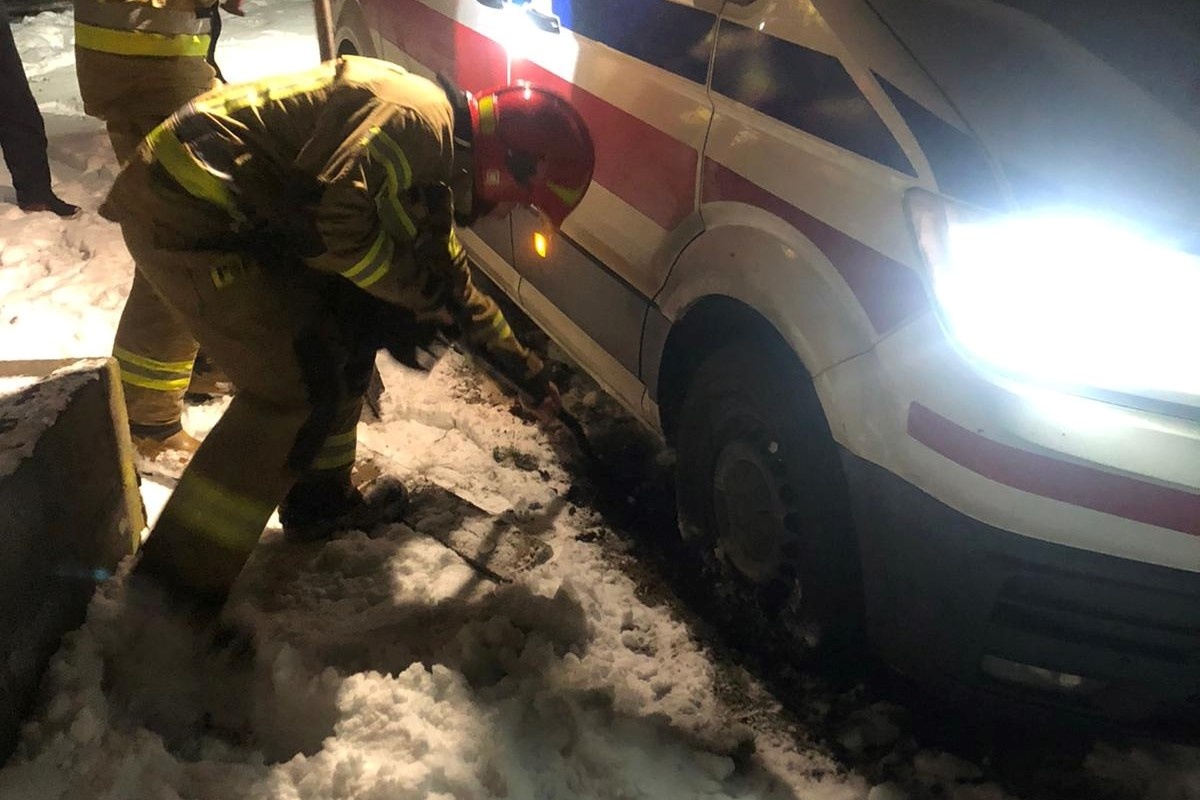 Nowy Dwór Mazowiecki. Załoga karetki pogotowia utknęła z pacjentką w śniegu. Z pomocą ratownikom medycznym przyszli strażacy