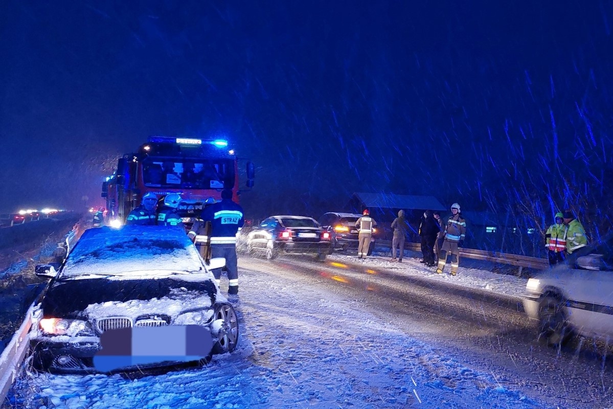 Czosnów. Zderzenie dwóch BMW na ulicy Warszawskiej w Dębinie. Utrudnienia drogowe trwały ponad godzinę