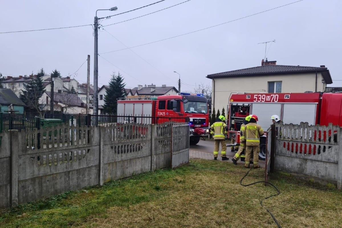 Czosnów. Pożar w domu przy ul. Strażackiej. Spaliło się pomieszczenie gospodarcze
