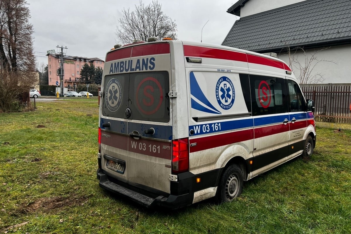 Czosnów. Karetka pogotowia z pacjentem utknęła w grząskim gruncie. Z pomocą przyszli strażacy