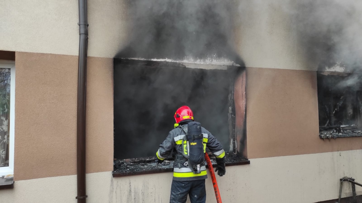 Nasielsk. Tragiczny w skutkach pożar mieszkania. Strażacy znaleźli zwęglone zwłoki