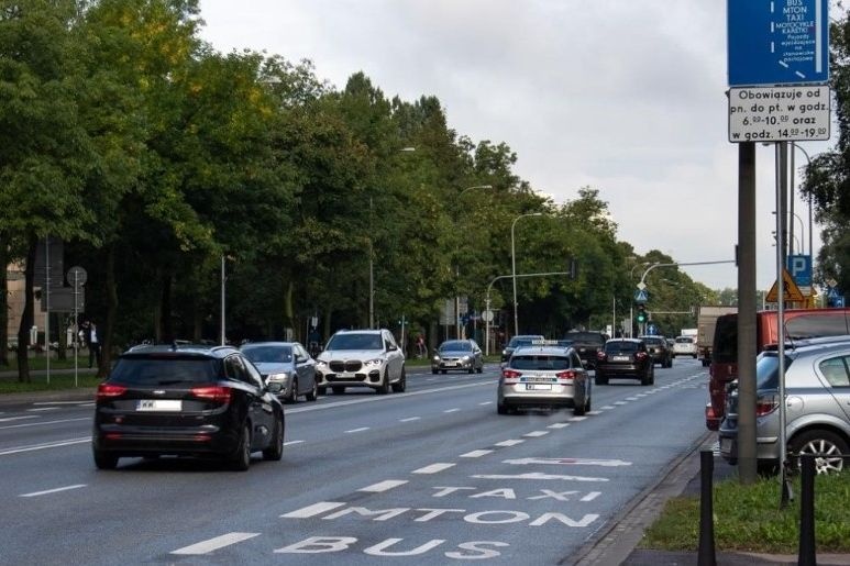 Buspas na Modlińskiej od Aluzyjnej do ratusza Białołęka. Mniej pasów dla aut w kierunku Warszawy