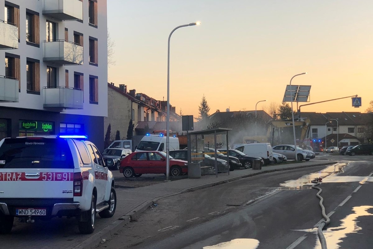 Nowy Dwór Mazowiecki. Operator koparki uszkodził rurę z gazem. Służby ratownicze ewakuowały 40 osób z pobliskich budynków