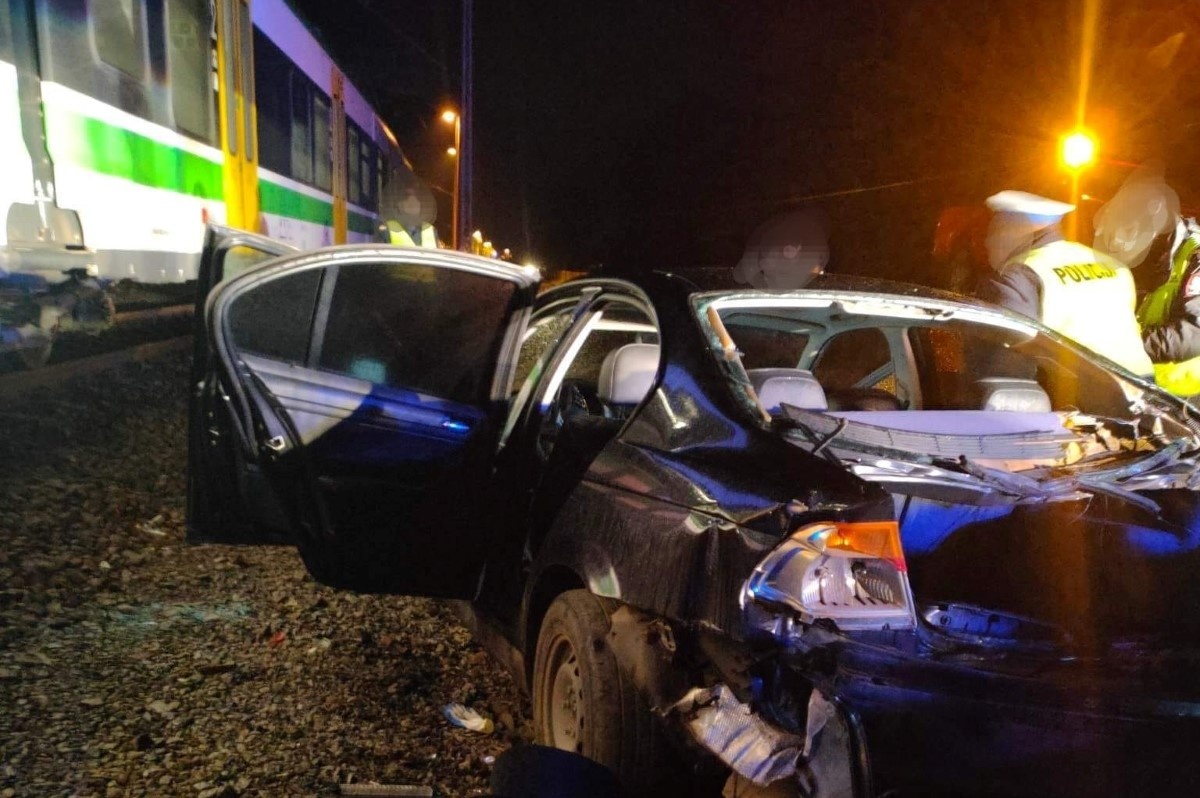 Nasielsk. Przy stacji w Nowych Pieścirogach pociąg uderzył w BMW stojące na torach