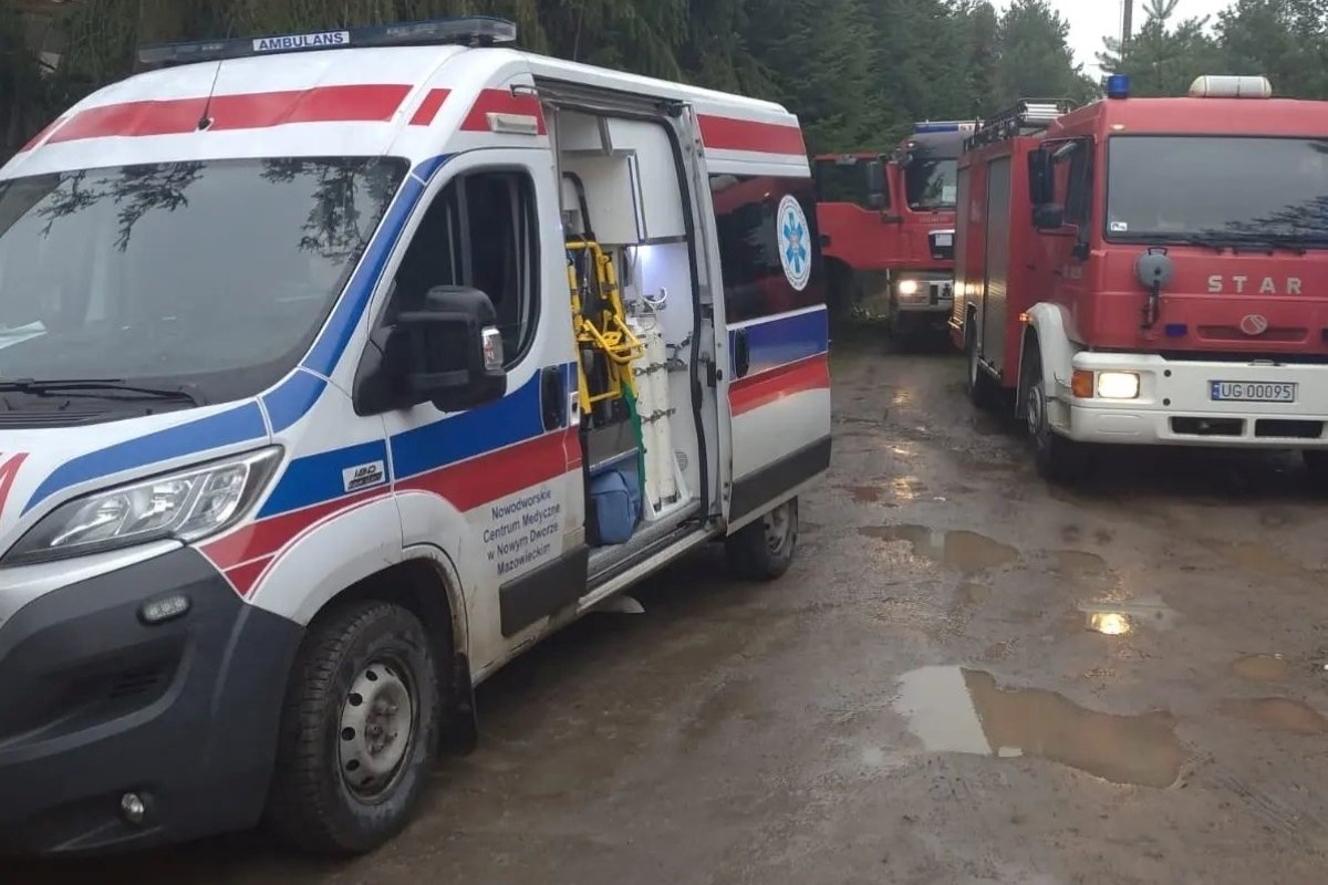 Pomiechówek. W Kosewku na budowie mężczyzna spadł z wysokości. Z urazem głowy i nogi został zabrany śmigłowcem LPR do szpitala
