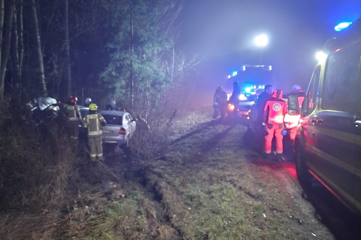 Nasielsk. Zderzenie trzech samochodów na granicy Psucina i Pomiechówka. Dwa auta po kolizji zjechały do rowu