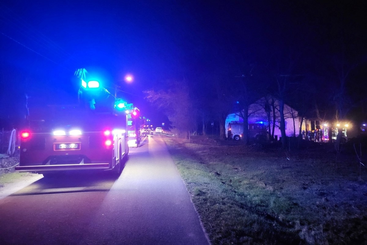 Nasielsk. Pożar kotłowni w Głodowie Wielkim. Interweniowało siedem zastępów straży pożarnej. Jedna osoba doznała poparzeń
