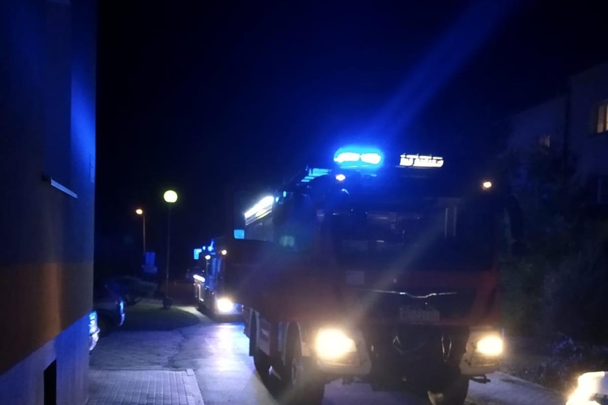 Czosnów. Sąsiedzka troska. Wezwali służby ratownicze słysząc dźwięk czujki pożarowej. W środku miał być mężczyzna