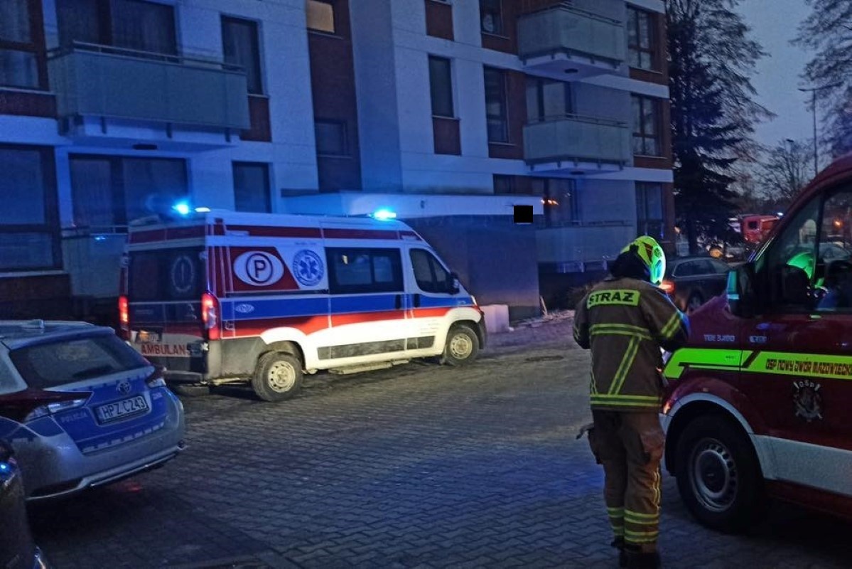 Nowy Dwór Mazowiecki. Służby interweniowały w bloku przy Chemików. Mężczyzna, który miał potrzebować pomocy mocno spał
