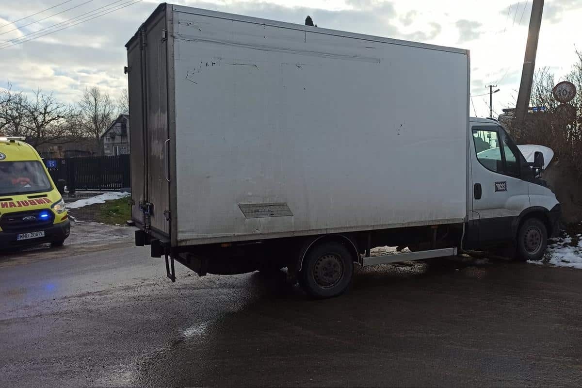Nasielsk. W Chlebiotkach kierowca dostawczaka uderzył w kamień. Został zabrany do szpitala