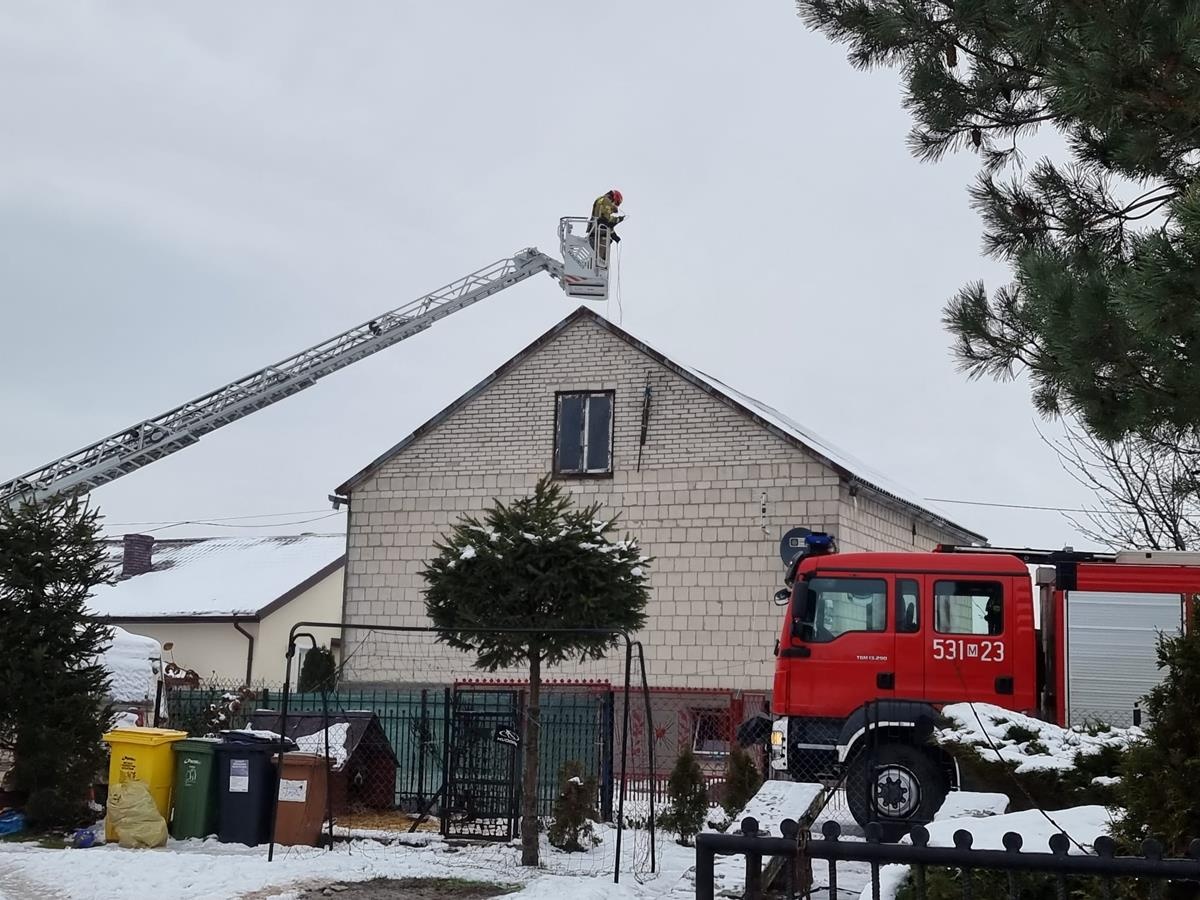 Nasielsk. Pożar sadzy w kominie w Mazewie Dworskim