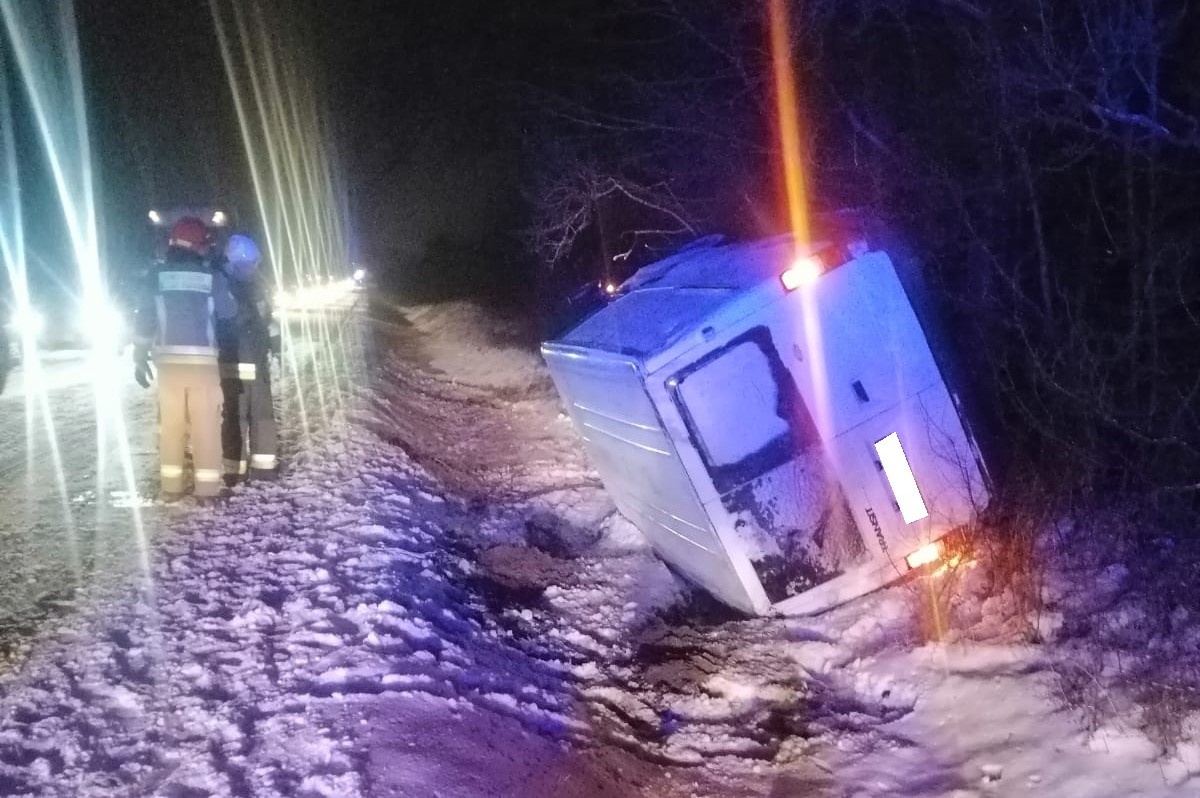 Nasielsk. W Siennicy kierowca auta dostawczego wpadł do rowu i dachował. Na miejscu interweniowały służby ratownicze