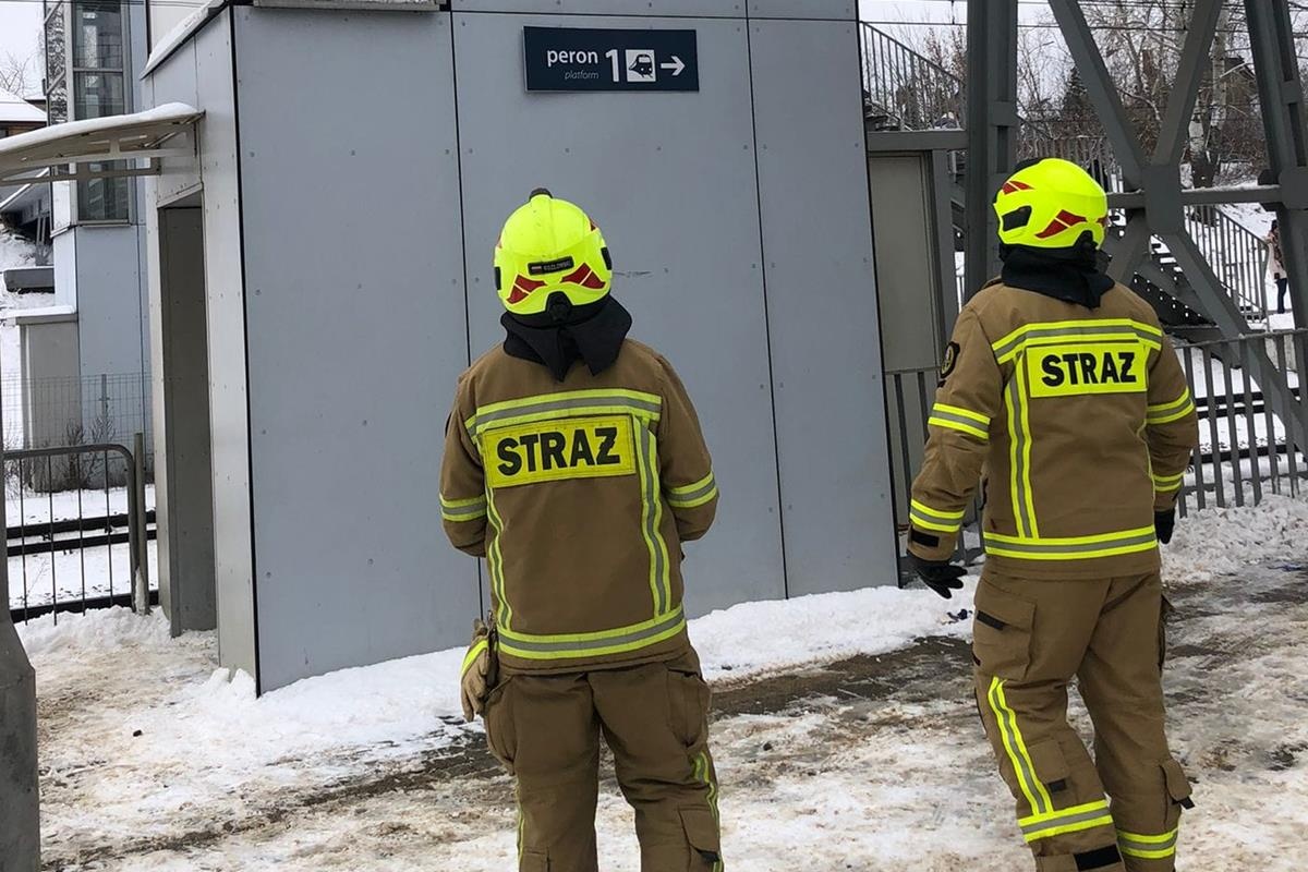 Nowy Dwór Mazowiecki. Kobieta utknęła w windzie na dworcu PKP. Interweniowali strażacy