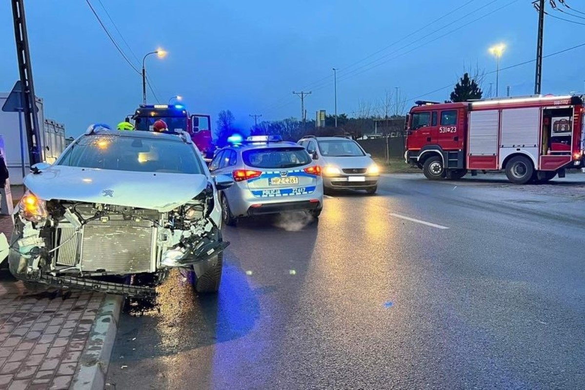 Nowy Dwór Mazowiecki. Zderzenie Citroena i Peugeota na ulicy Okunin. Utrudnienia drogowe trwały blisko godzinę