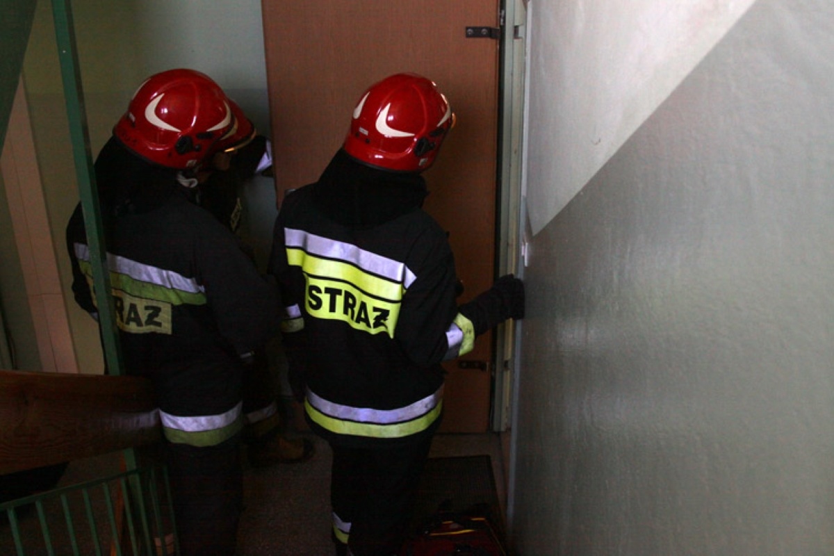 Nasielsk. Służby ratownicze weszły siłowo do mieszkania przy Lipowej. W środku ujawniono zwłoki mężczyzny