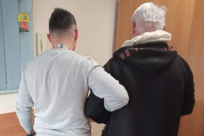 Czosnów. Załadował wózek towarami i próbował uciec ze sklepu. Grozi mu 5 lat więzienia