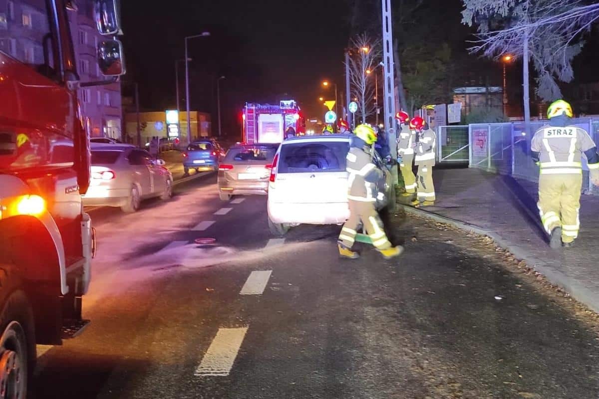 Nowy Dwór Mazowiecki. Nadmierna prędkość przyczyną wypadku dwóch osobówek na Paderewskiego. Poszkodowana została jedna kobieta