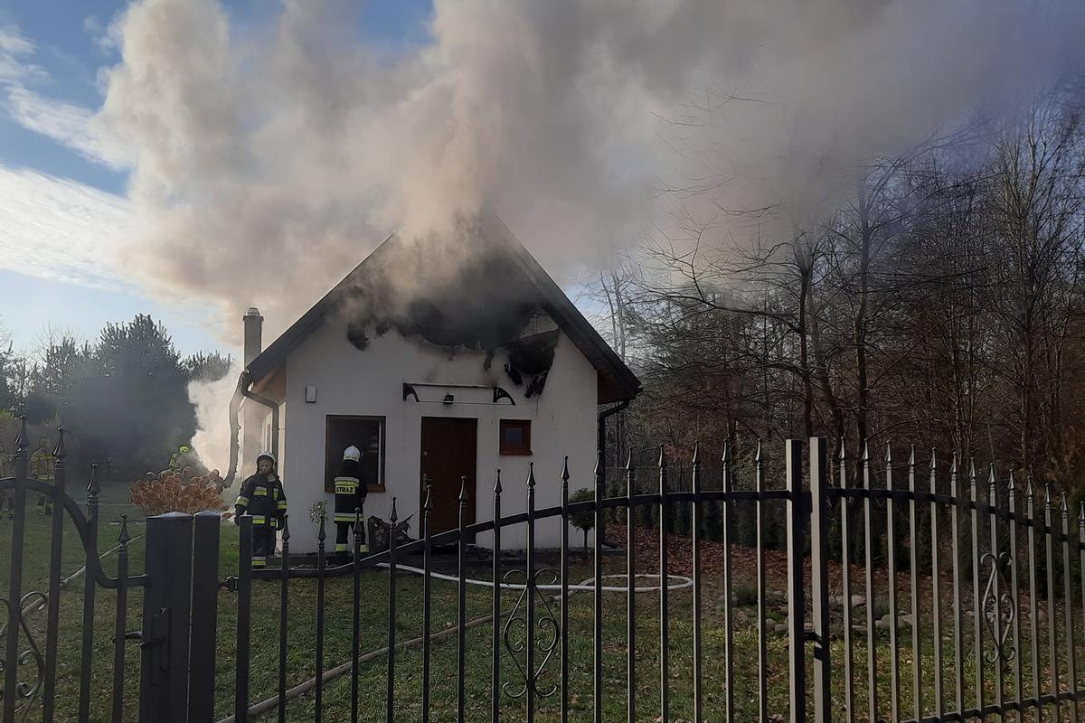 Pomiechówek. Pożar domu w Błędowie. Z ogniem walczy osiem zastępów straży pożarnej