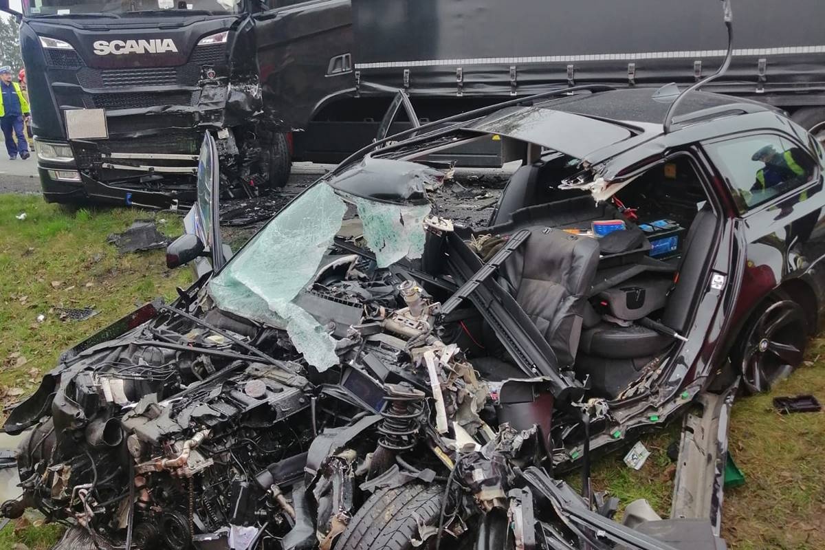 Zakroczym. Śmiertelny wypadek na DK62 w Wygodzie Smoszewskiej. Zderzyły się ciężarówka i auto osobowe