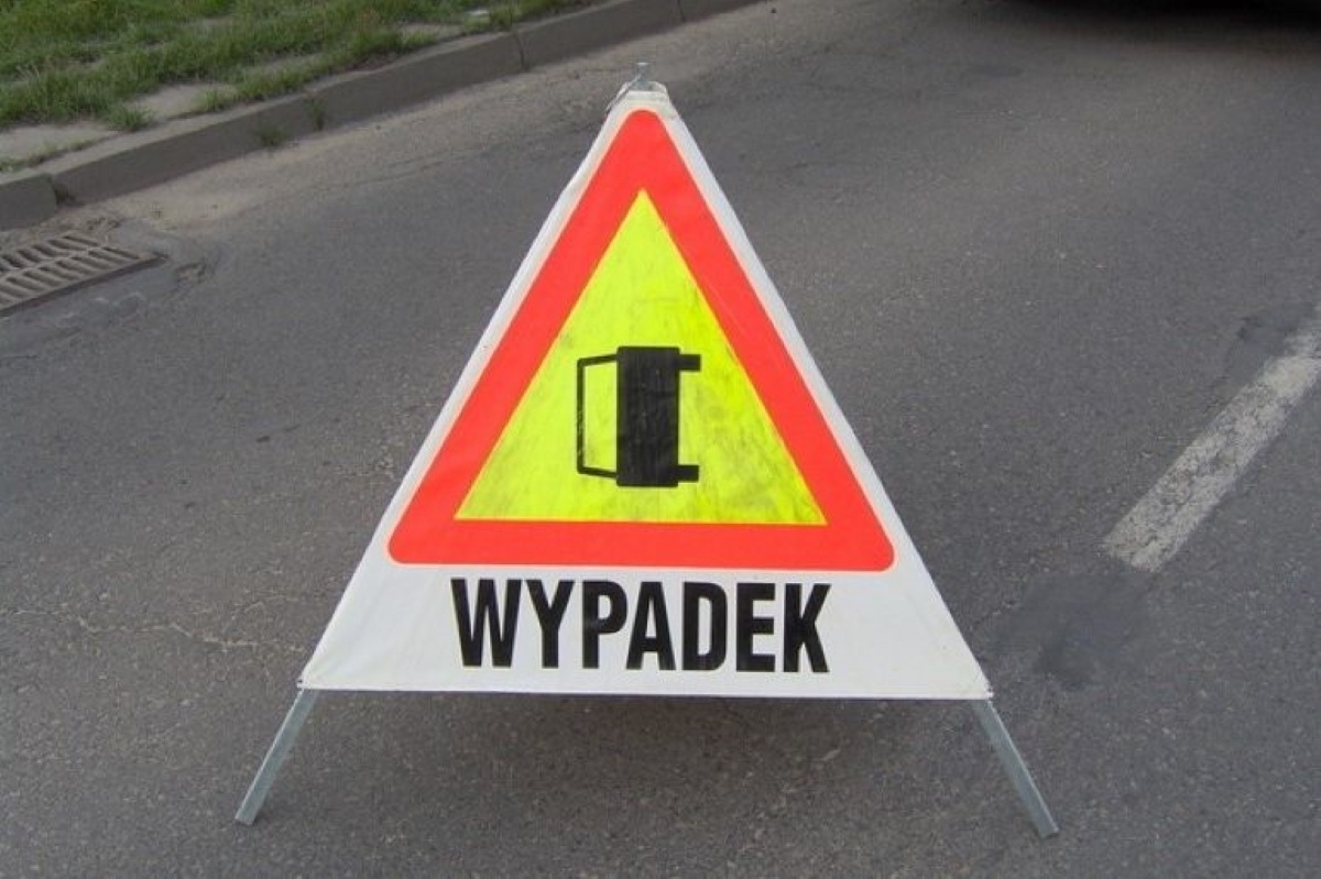 Czosnów. Zderzenie dwóch samochodów osobowych na Drodze Krajowej nr 7 w miejscowości Łomna Las. Trzy osoby trafiły do szpitala