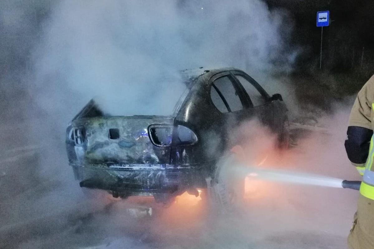 Czosnów. Nocny pożar osobówki w Palmirach. Auto całkowicie spłonęło