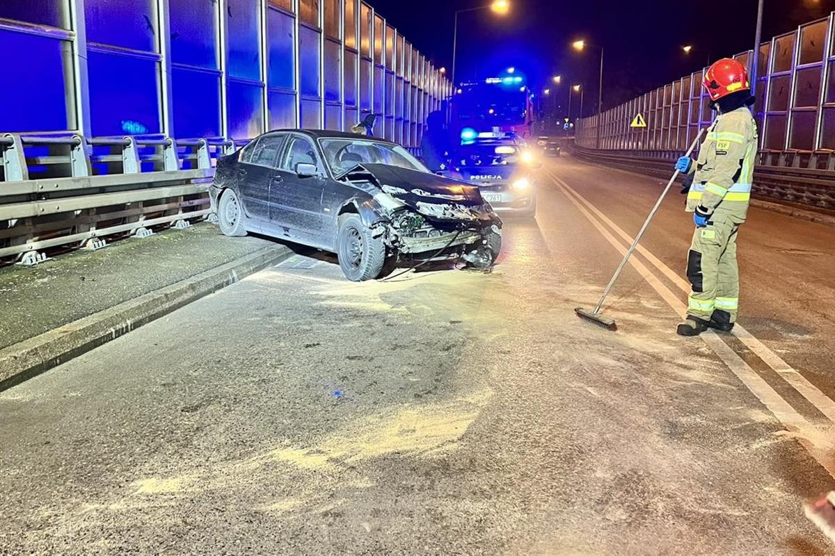 Wypadek na wiadukcie na Paderewskiego. BMW uderzyło w barierki