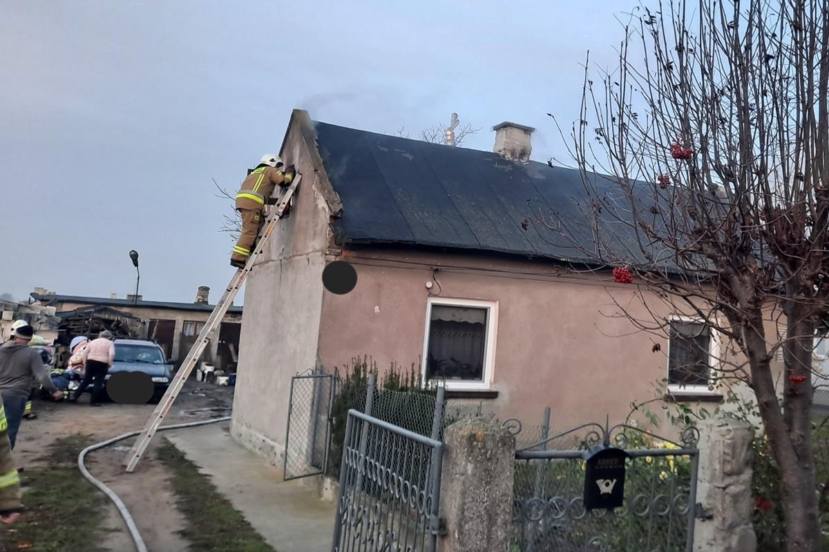 Zakroczym. Pożar poddasza w domu w Wojszczycach. Konieczna była częściowa rozbiórka dachu