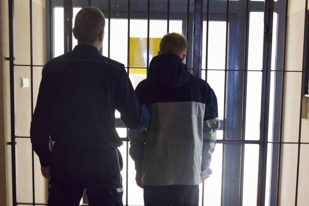 Nowy Dwór Mazowiecki. 19-latek uszkodził 5 samochodów w rejonie Placu Solnego. Był pijany
