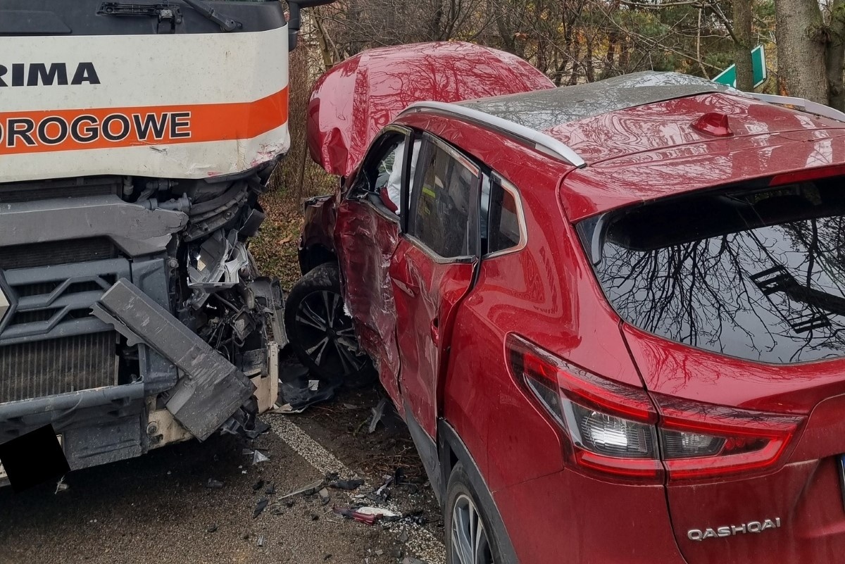 Zakroczym. Zderzenie samochodu osobowego i ciężarowego w Wojszczycach. Na miejscu interweniowały służby ratownicze