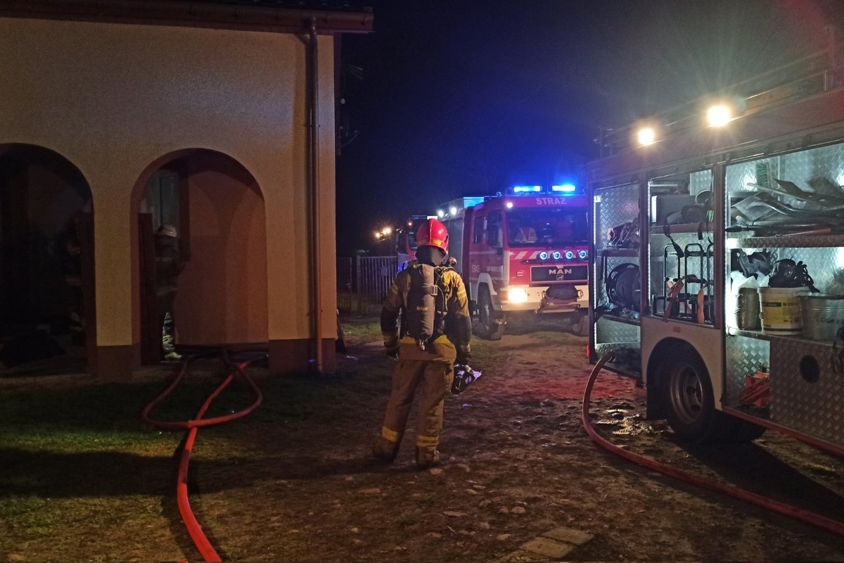 Nasielsk. Pożar kotłowni w miejscowości Krzyczki-Pieniążki. Na miejscu interweniowało sześć zastępów straży pożarnej
