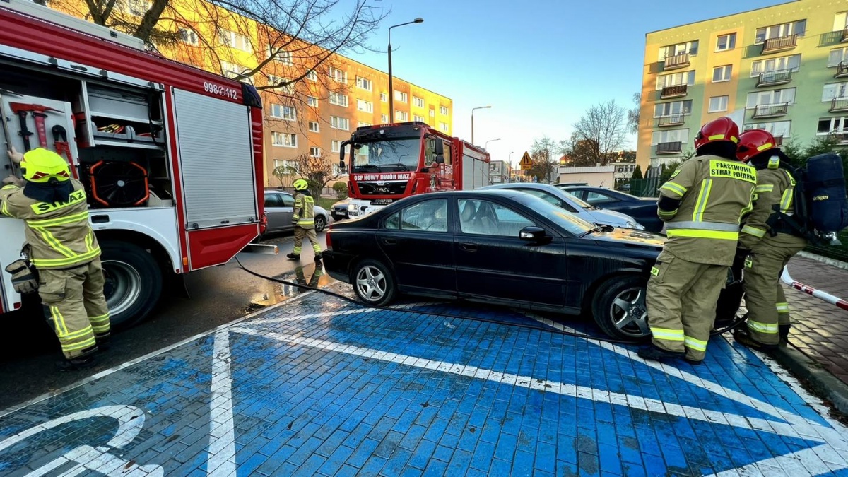 Nowy Dwór Mazowiecki. Na ulicy Mazowieckiej samochód stanął w płomieniach