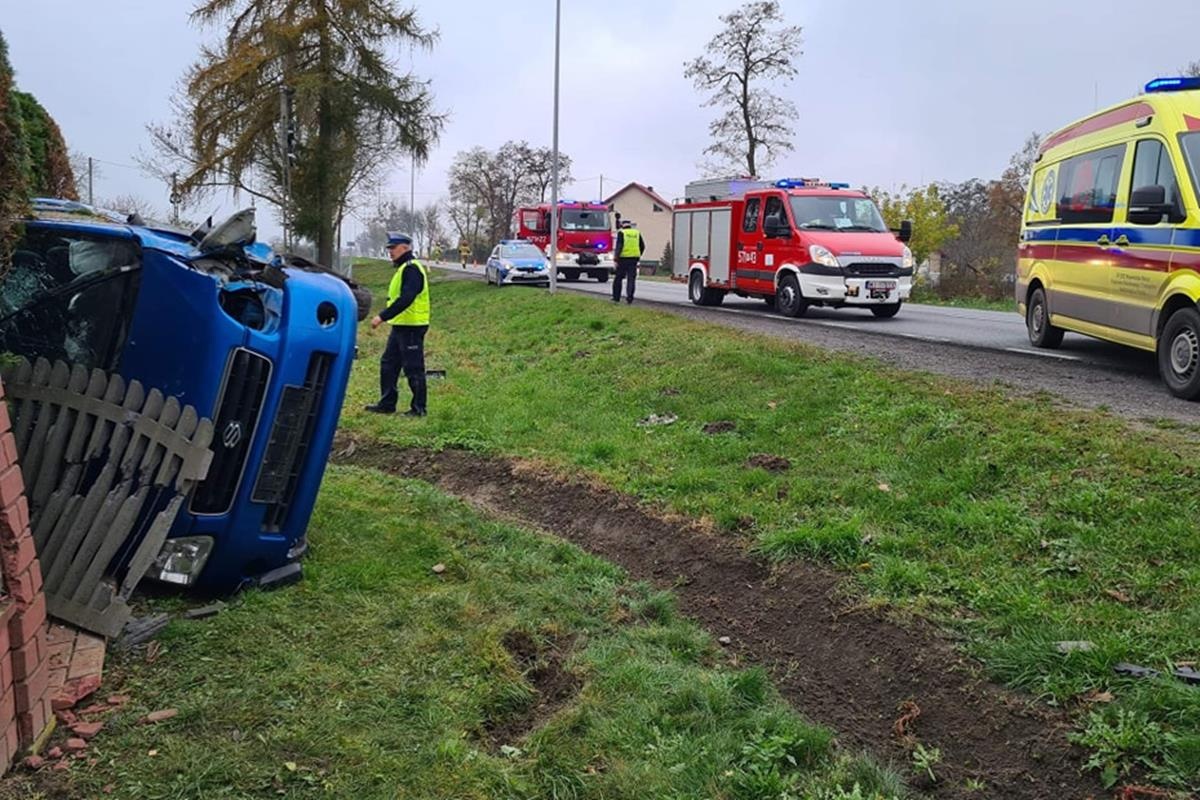 Zakroczym. Śmiertelny wypadek na DK62 w Wygodzie Smoszewskiej. Mężczyzna uderzył w ogrodzenie i dachował w rowie