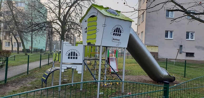 Nowy Dwór Mazowiecki. Wandale zdemolowali plac zabaw na osiedlu nr 3 Pólko. - Mieszkańcy, reagujcie! - zwracają się do nowodworzan zarządcy tego osiedla