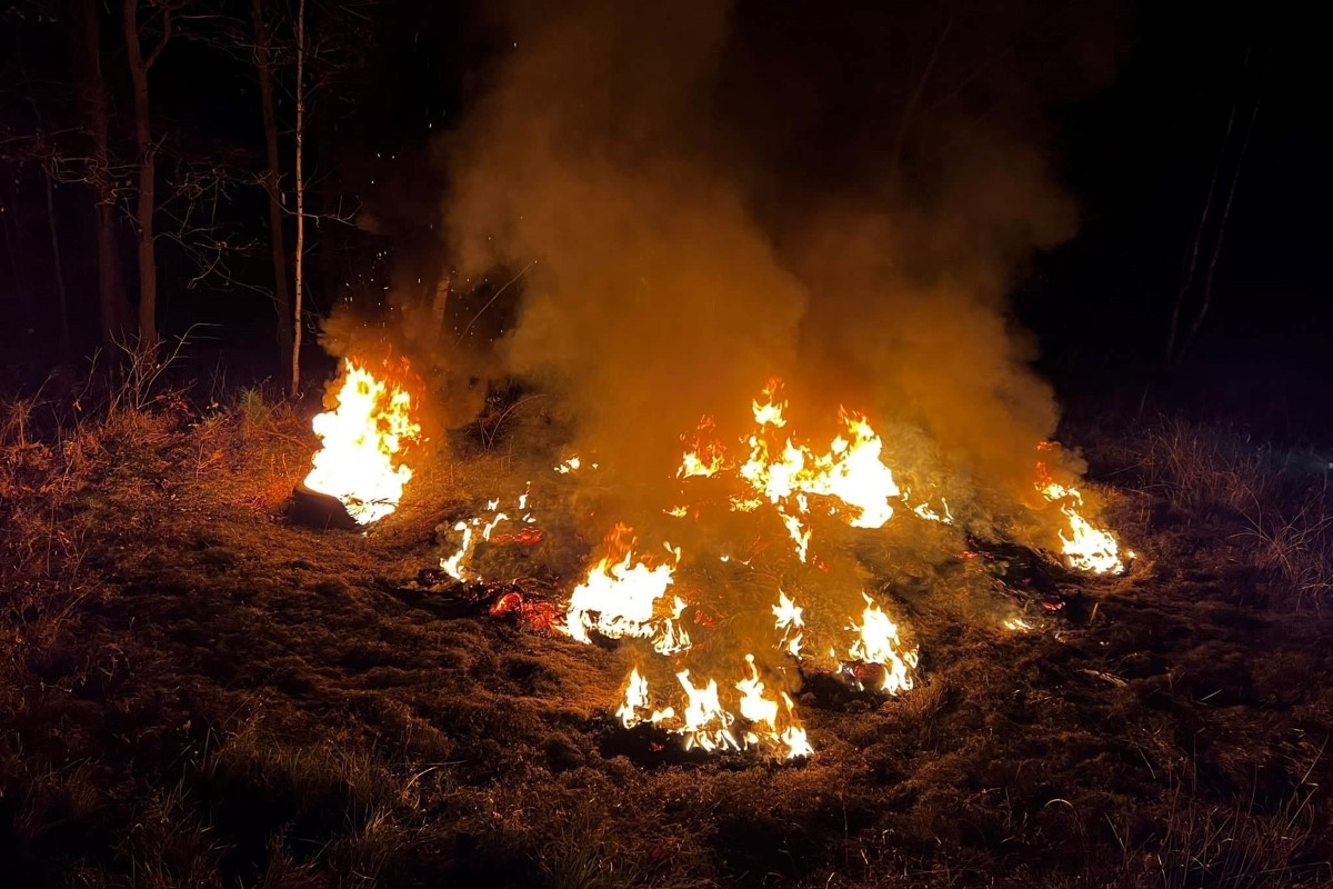 Czosnów. Pożar opon samochodowych w lesie w Janówku. Na miejscu interweniowała straż pożarna