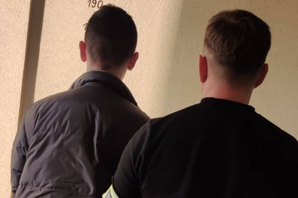 NDM. Policjanci zapukali do niego chwilę po 6:00 rano. Poszukiwany 20-latek już trafił do więzienia