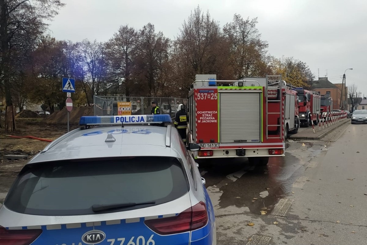 Nasielsk. Podczas prac ziemnych koparka uszkodziła rurę z gazem w centrum miasta. Służby ratownicze ewakuowały okolicznych mieszkańców