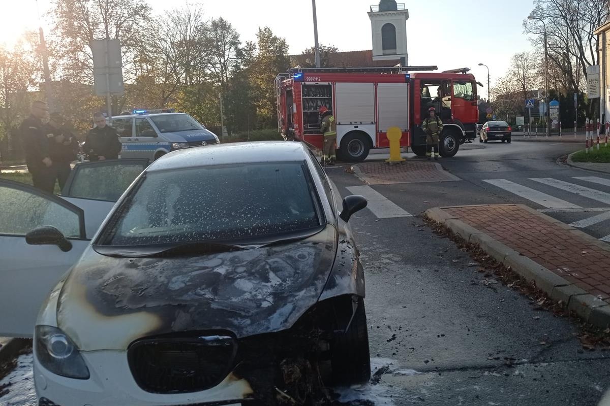 Nowy Dwór Mazowiecki. Pożar osobówki przy rondzie Hallera