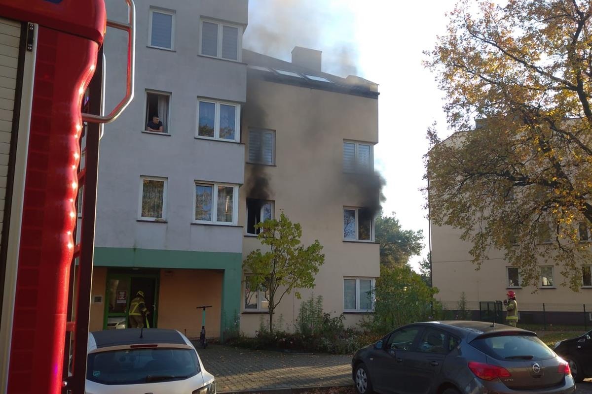 Nowy Dwór Mazowiecki. Pożar mieszkania w bloku przy ulicy Młodzieżowej. Zawiniła bateria od roweru elektrycznego