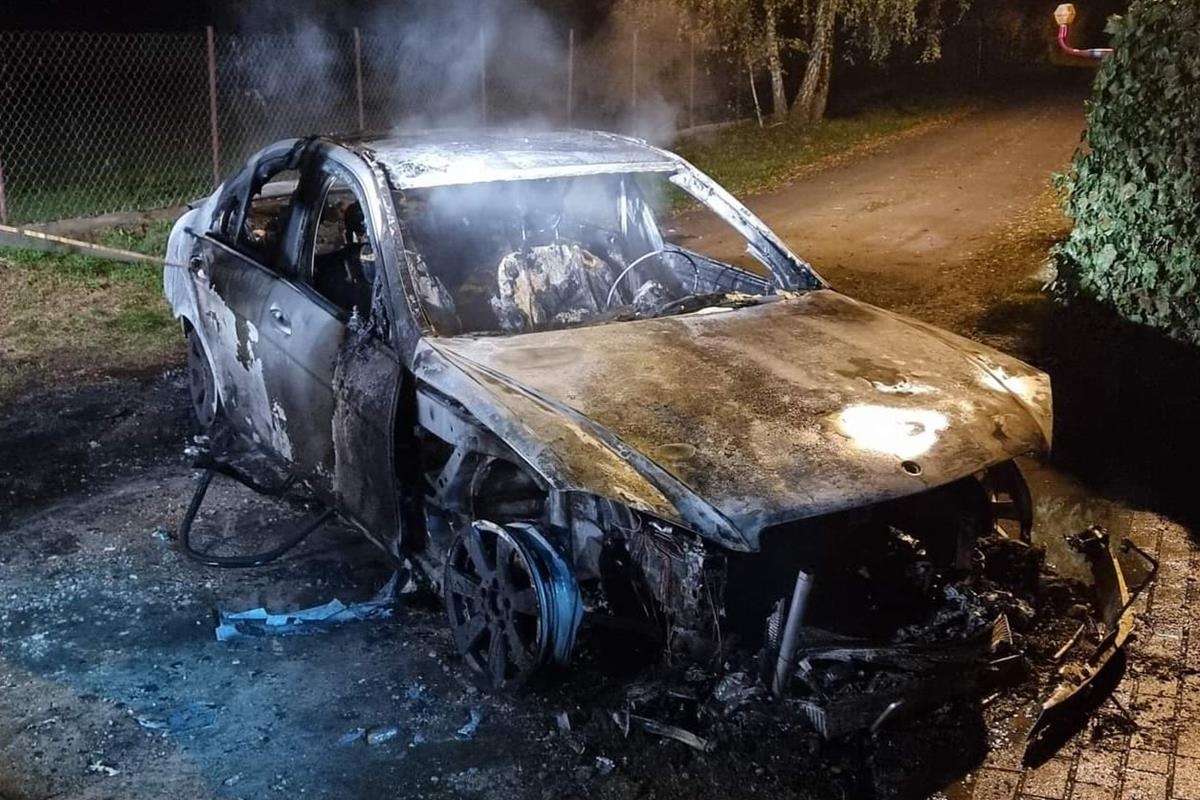 Nasielsk. Pożar mercedesa w Mazewie Dworskim. Auto doszczętnie spłonęło