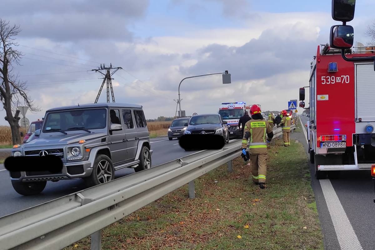 Czosnów. Kolizja dwóch mercedesów na S7 w Palmirach. Jedna osoba była opatrywana przez medyków