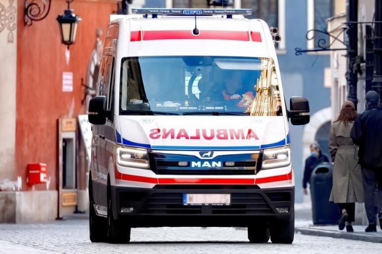 NDM. Reanimacja w bloku na Bohaterów Modlina. Z powodu braku dostępnej karetki akcję zaczęli strażacy