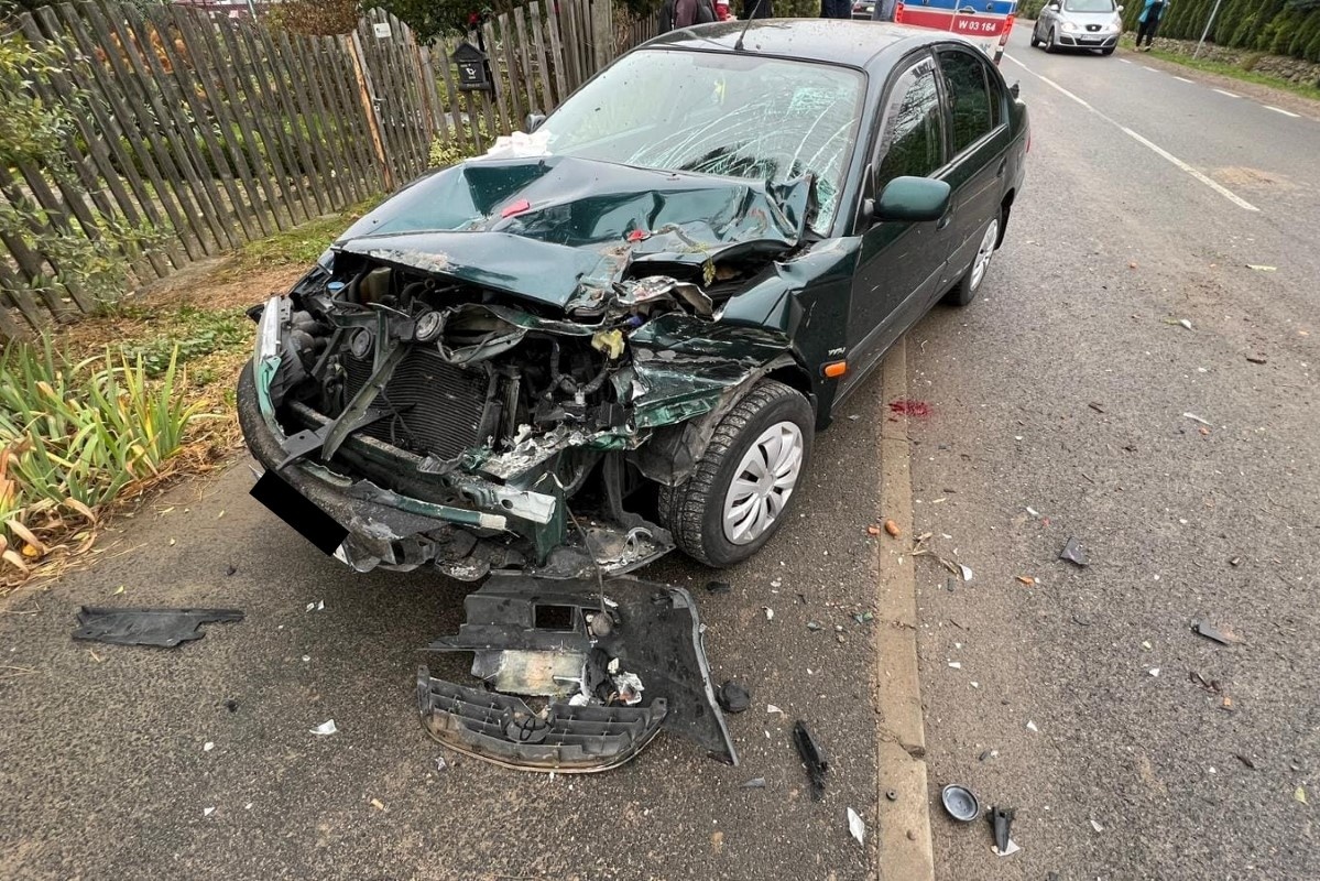 Zakroczym. Zderzenie samochodu osobowego z przyczepą rolniczą. Jedna osoba trafiła do szpitala